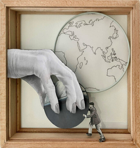 Assemblage © Wanda Janota 2024 — De mens worstelt tevergeefs als een Sisyphus, maar gaat onverbeterlijk voort —