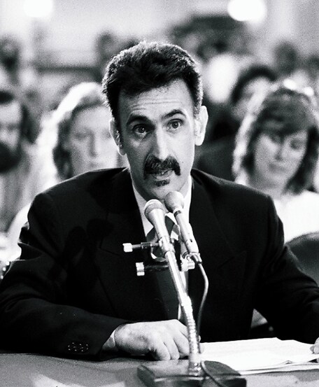 De opponenten Gore (l) en Zappa (r) tijdens de hoorzitting van de Senaatscommissie (1985) Afb. Mark Weiss | RockScene
